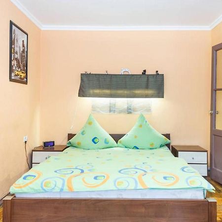 Apartment On Sobornyi Avenue 143 Near Intourist Hotel Zaporizhia Kültér fotó